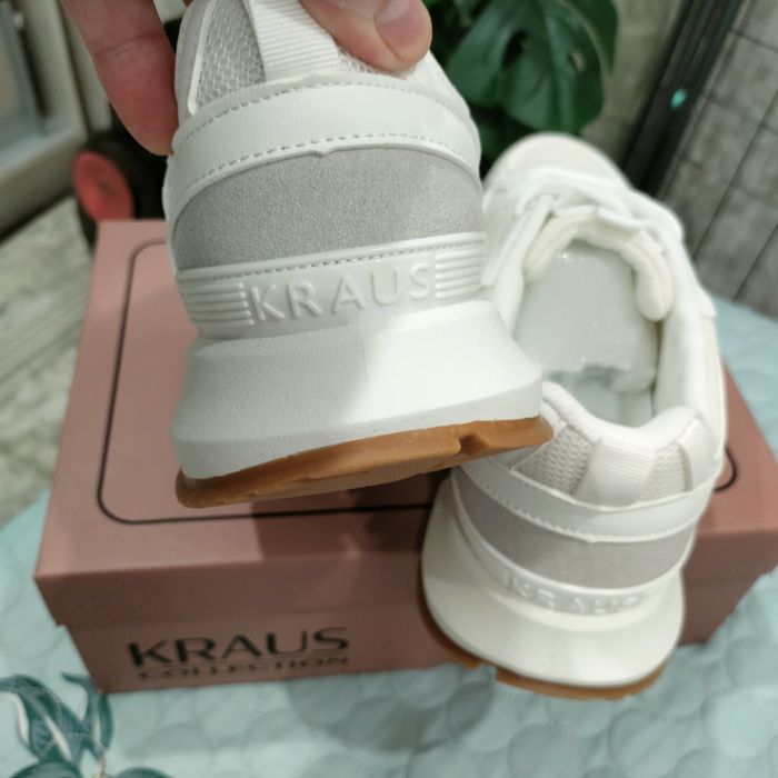 Продам кроссовки женские