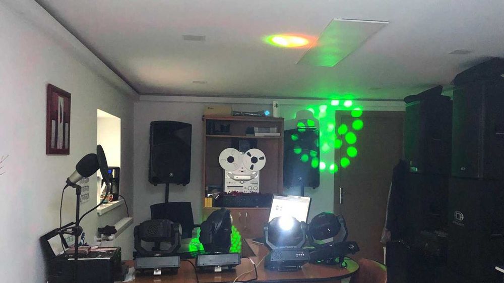 Se vând 6 Moving Head ++  și schela  GRATIS