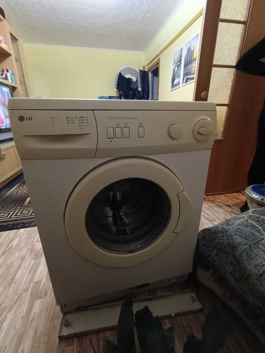 Отдам стиральную машинку.