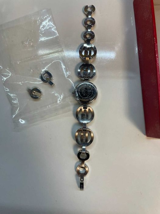 Много запазен дамски часовник GUESS с кутия