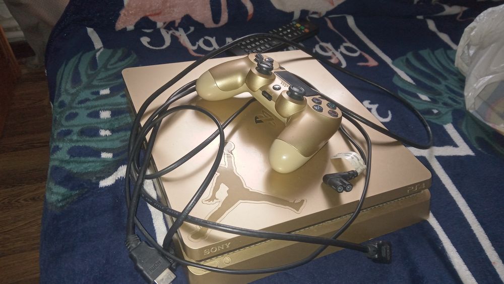 Vând PS4 Gold Edition modabil