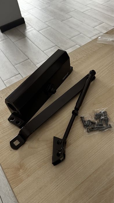 Доводчик для входной двери        .