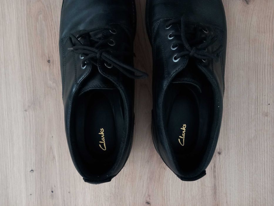 Подарявам за абитуриент в нужда мъжки обувки Clarks - Eстествена кожа.
