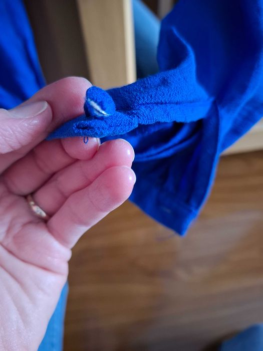 set esarfa rosie, fusta mini alb/negru si bluza albastra casual/ocazie