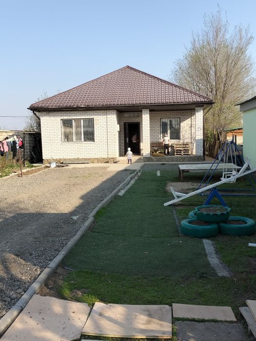 Продается дом на дачном участке.