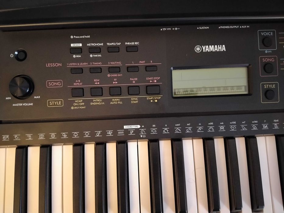 Продам синтезатор Yamaha с подставкой