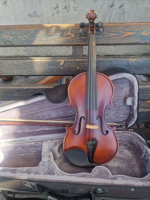 Скрипка со смычком и чехлом