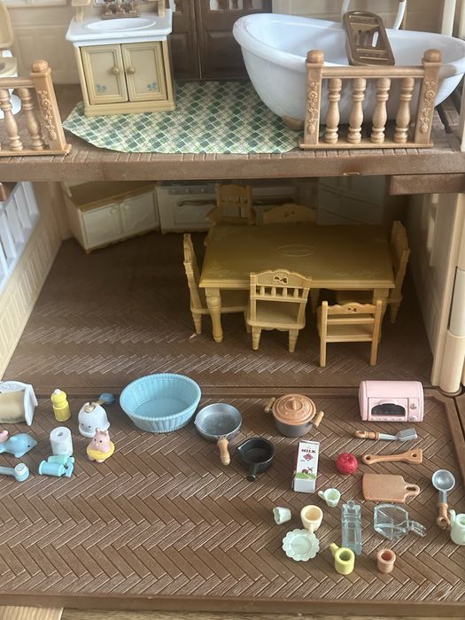 Sylvanian families/Callico critters casuta cu acoperis rosu mobilata cu familie de iepurasi ca si noua