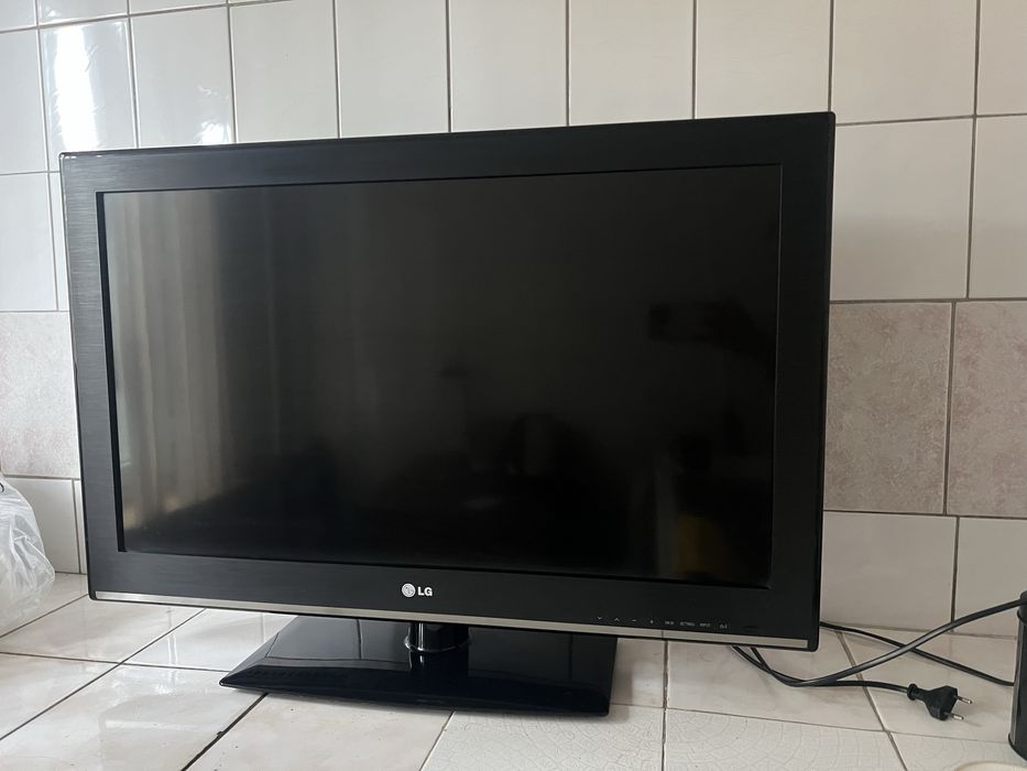 Телевизор LG и Elenberg с пультами