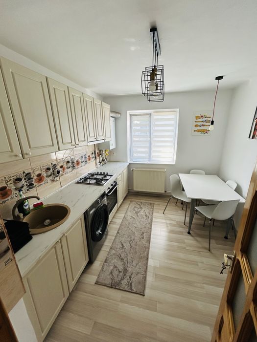 Închiriere apartament 3 camere semidecomandat, zona Mioriței