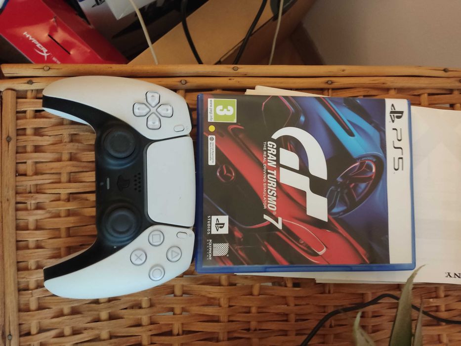 Продавам SonyPs5с един контролер,волан,педали и една игра Gran Tourismo7