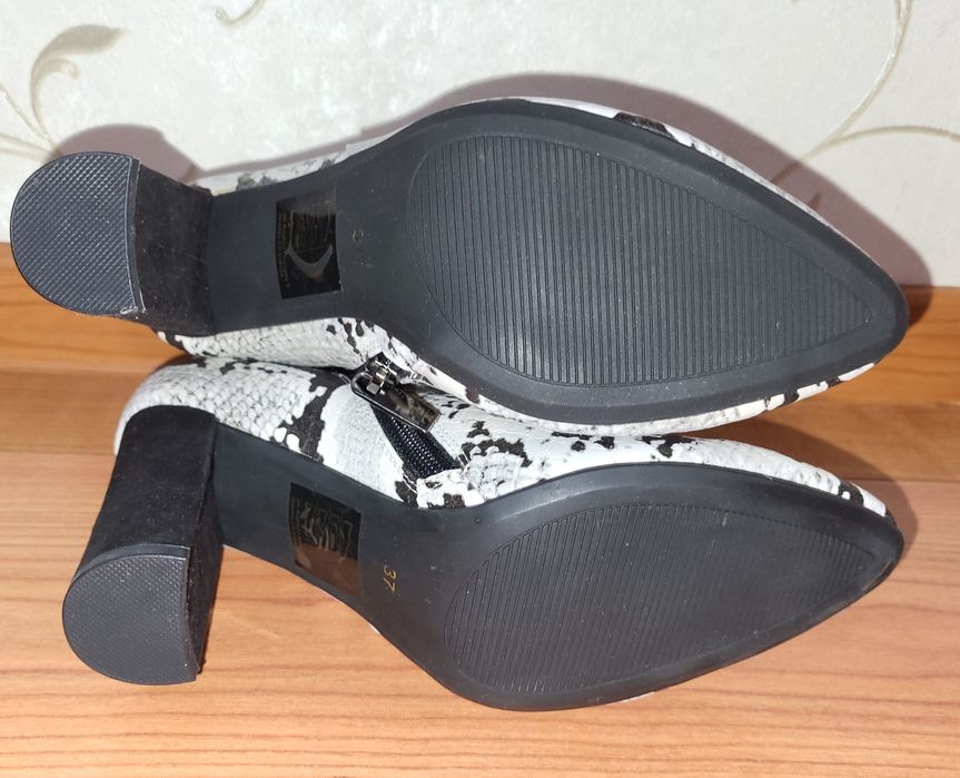 Vând ghete de damă