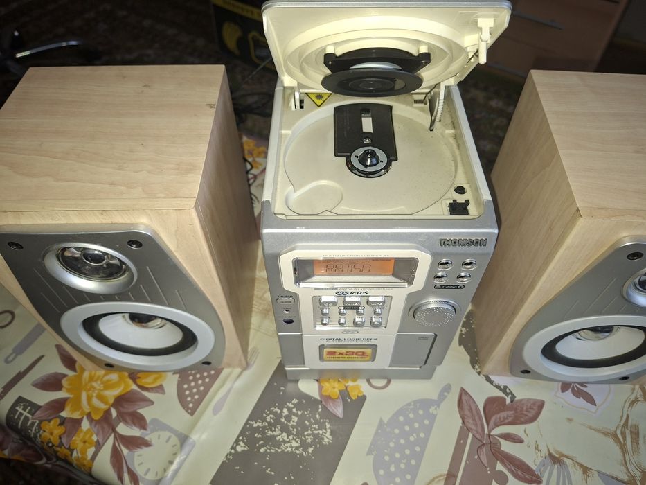 Sistem compact Thomson, boxe detașabile 2 x 30 W, radio digital, CD Player  si casetofon