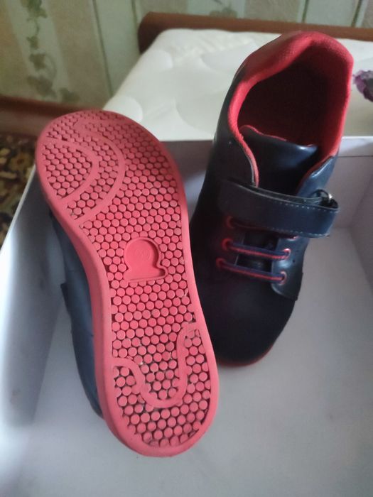 Кроссовки  кожа р.35