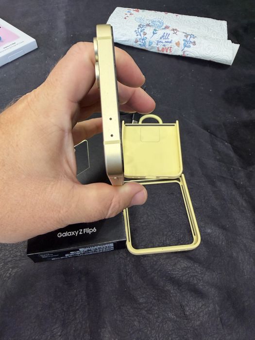 Продавам Samsung Z FLIP 6