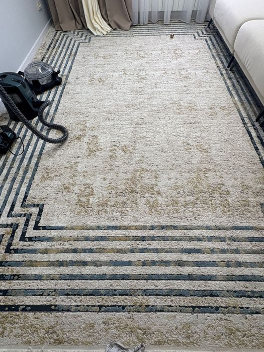 Кілемдер сатылады.