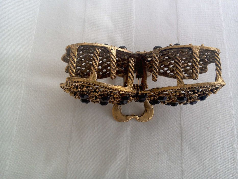 Cleşte/clamă, metal nobil