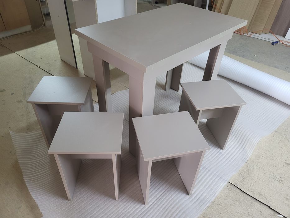 СТОЛ и стулья в комплекте.