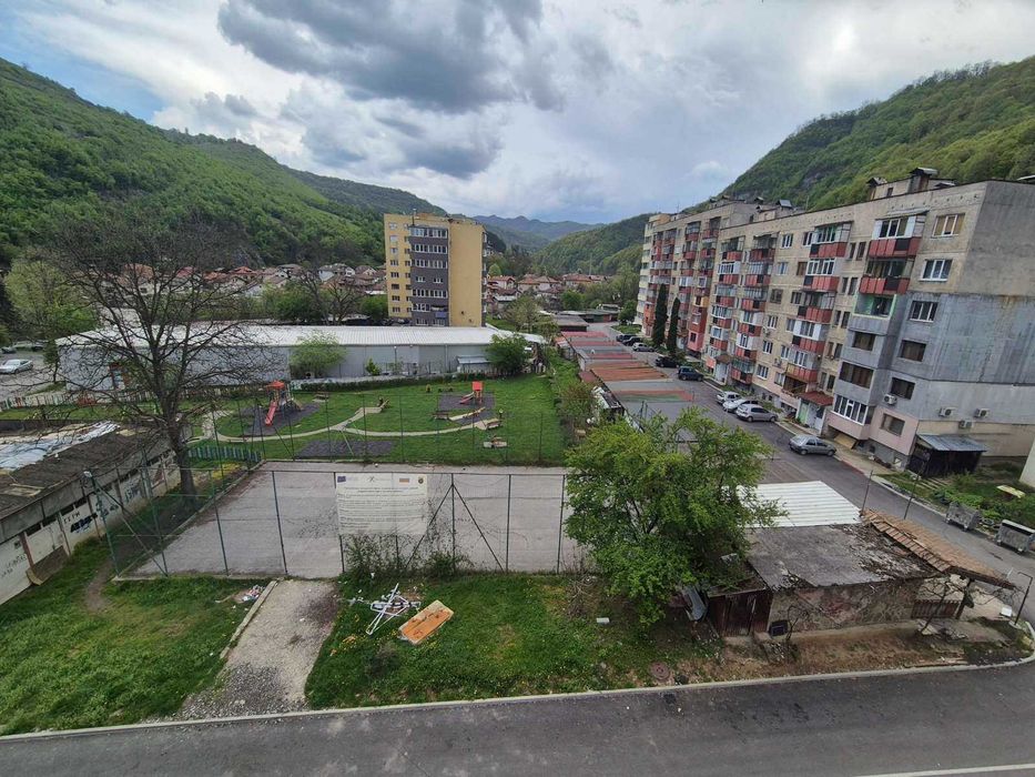 Продава се Тристаен апартамент в Тетевен - 75000 кв.м за 1 €/кв.м - Снимка #9