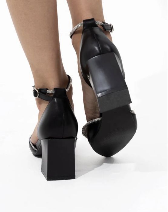 Продаются черные туфли