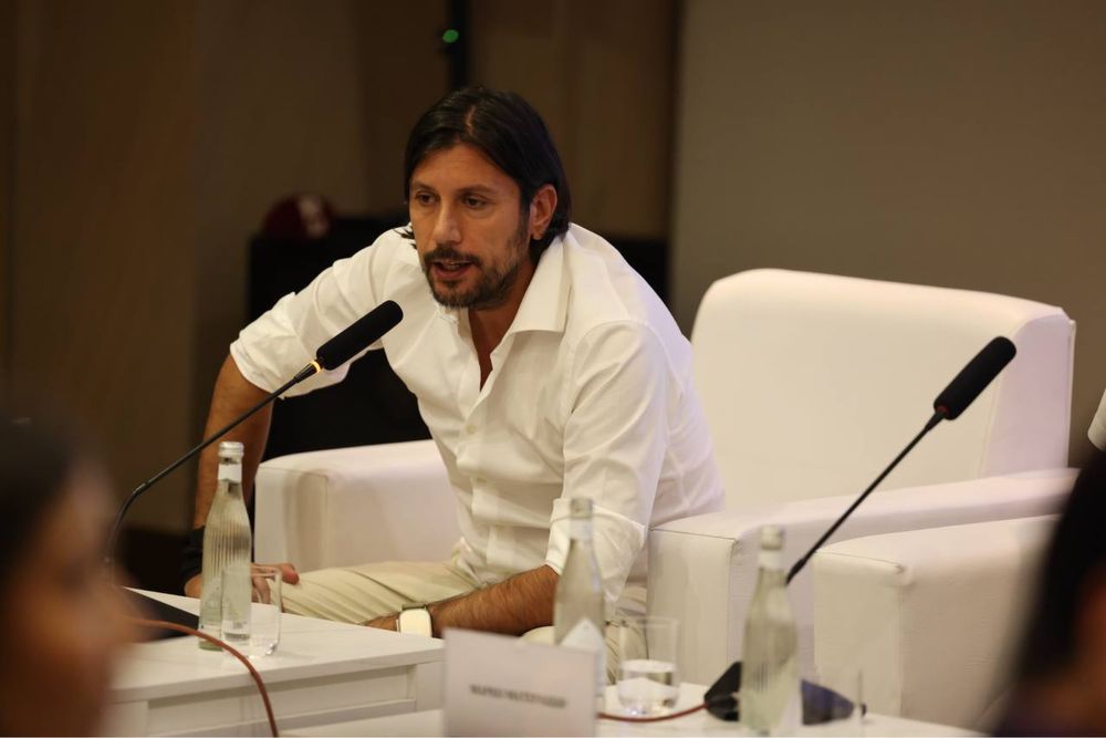 Настольни микрафон канфиренса учун синхиронни таржимон