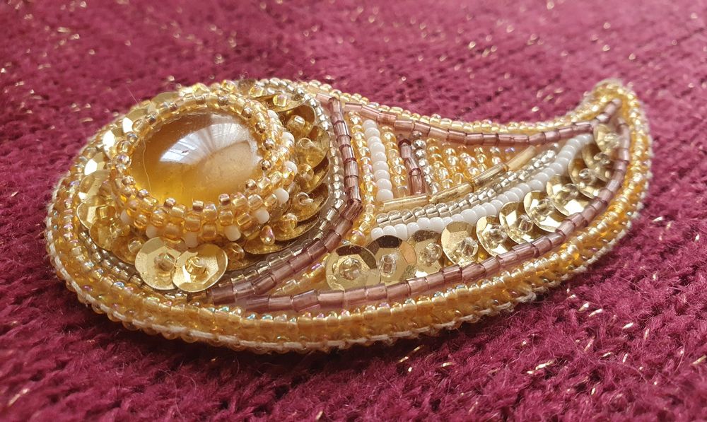 Брошка с камък и мъниста