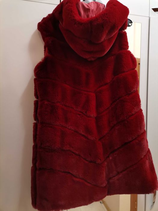 Продавам пухкав червен елек.