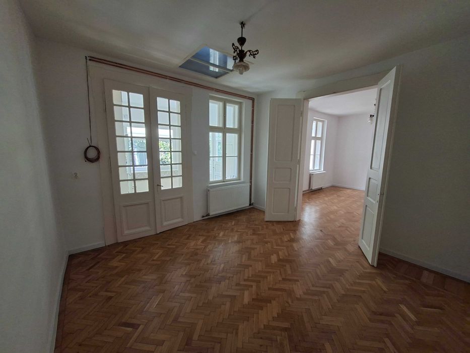 Închiriez casă cu 2 camere, curte proprie, acces auto – zona Semicentrală
