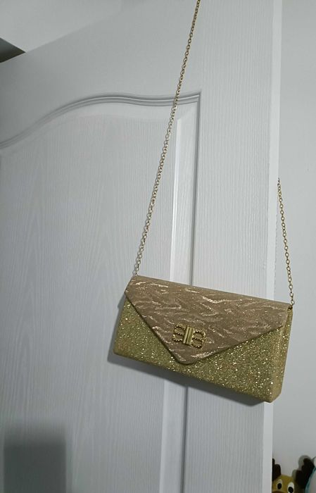 Vând rochie de ocazie lungă ,sandale Nr 38 , gentuță, agrafă !