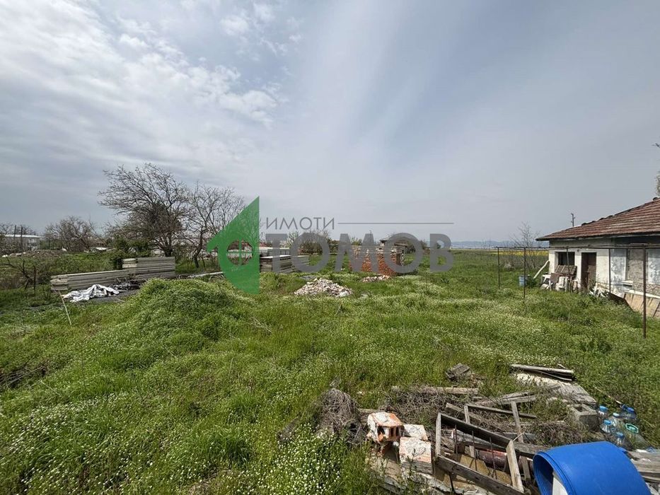 Едноетажна къща с голям парцел в село Коларово