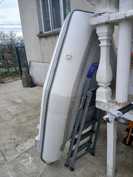 Надуваема лодка с танцова дъска