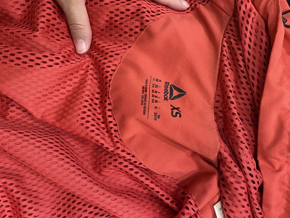 Продам ветровку reebok