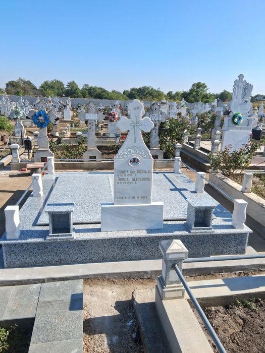 Monumente funerare...