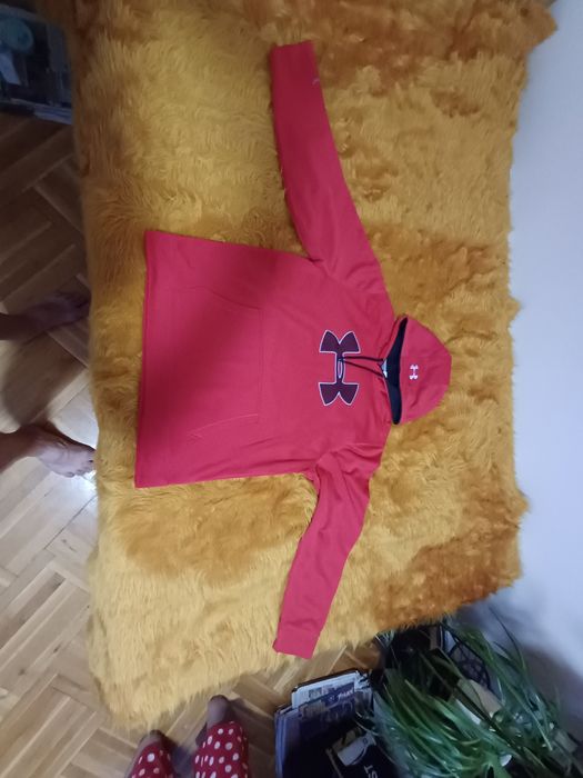 Продавам суичер UNDER ARMOUR