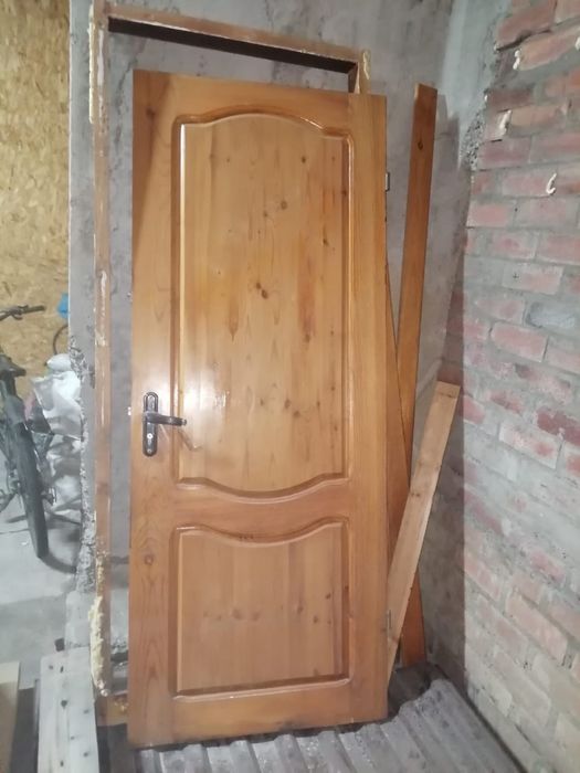 Продам дверь (настоящее дерево)