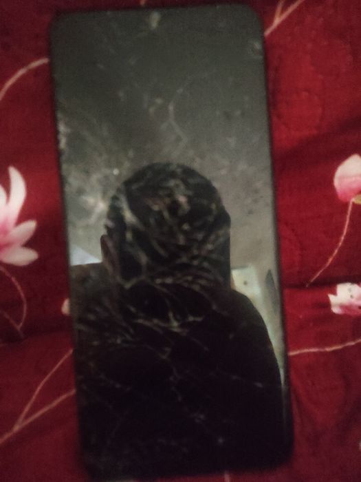 Vând oppo A57s cu ecranul spart dar în rate marge perfect că nou
