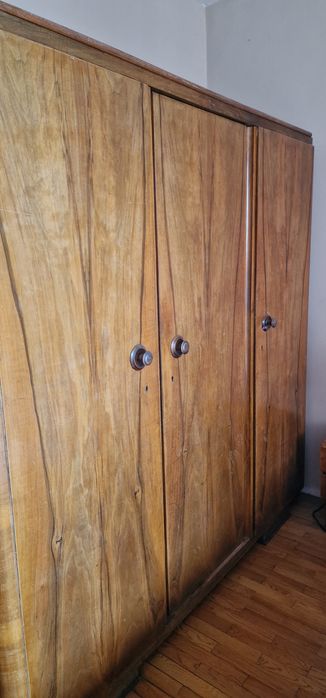 Трикрилен гардероб от орех