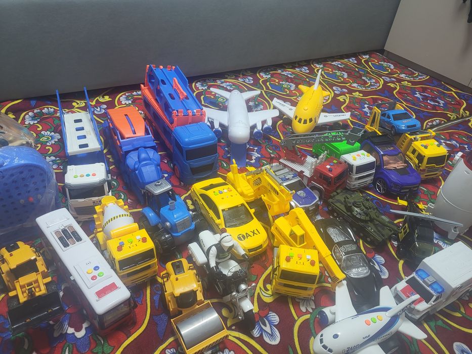 Игрушки для мальчика машинки