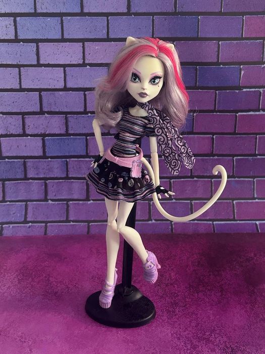 papusa monster high Catrine DeMew