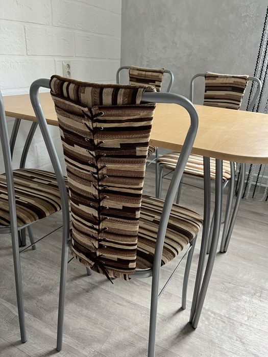 Продам кухонный стол со стульями