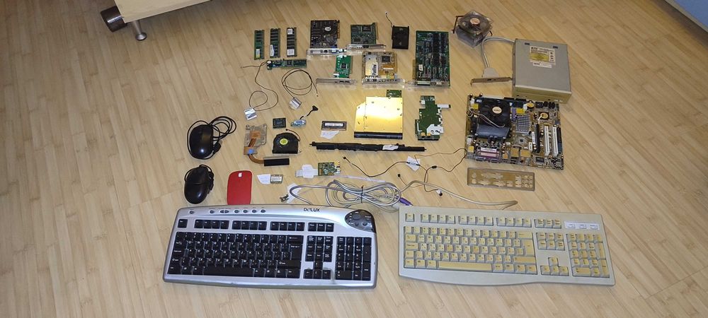 Голям ЛОТ компютърни и лаптоп части (ретро, за части, за разчистване)