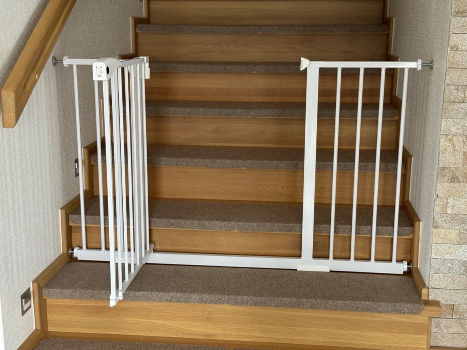 Poarta siguranta copii latime 74-132 cm montare prin presiune - alba