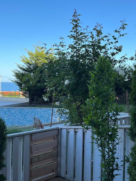 Тристаен апартамент с английски двор