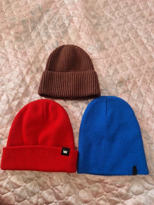 Продам шапки. Каждая по 300