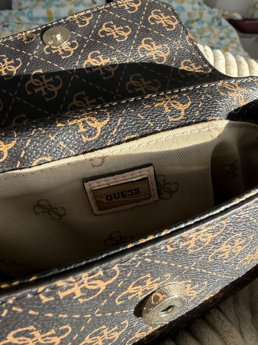 Малка чантичка Guess