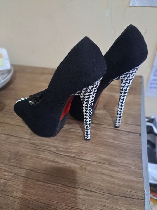 Туфли на высоком каблуке