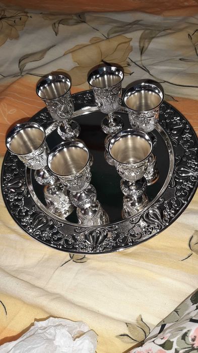 Set argintat compus din 6 pahare si tavita