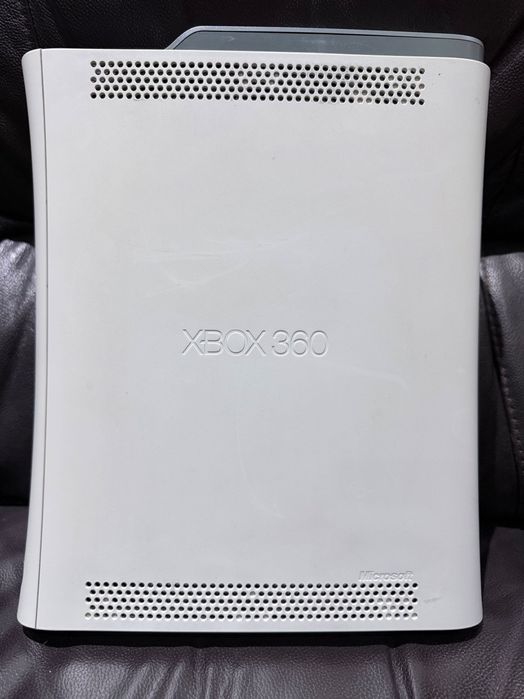 Xbox 360 с кутия Boxed и три игри