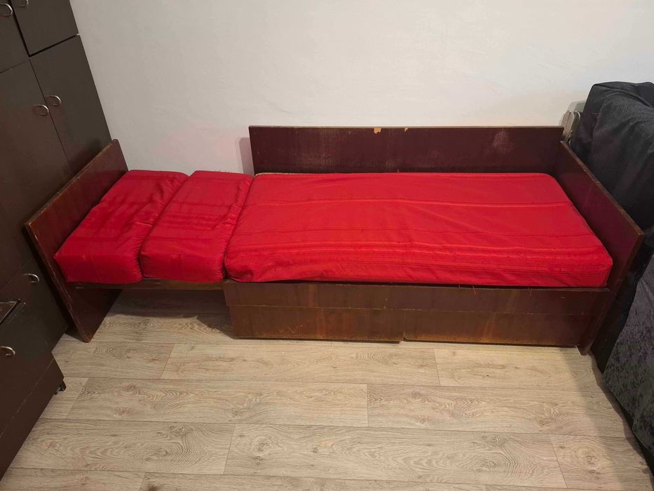 Разтегателен малък диван