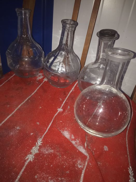 Графин колбы стаканы тарелки посуда